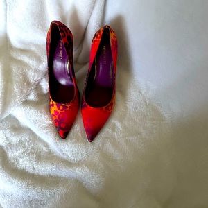 Beautiful Nine West ladies shoes still has tag on bottom!